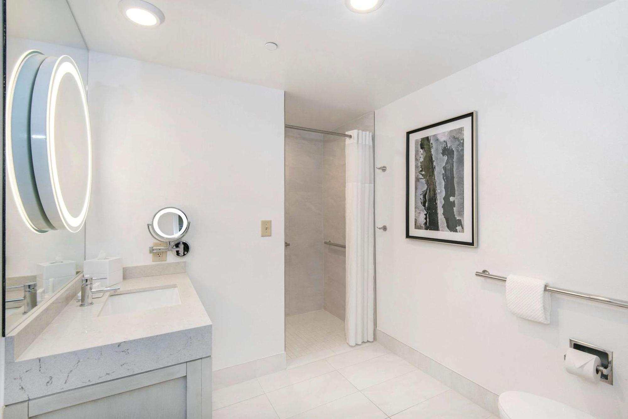 One-Bedroom King Suite with Roll-In Shower - Mobility Access/Non-Smoking